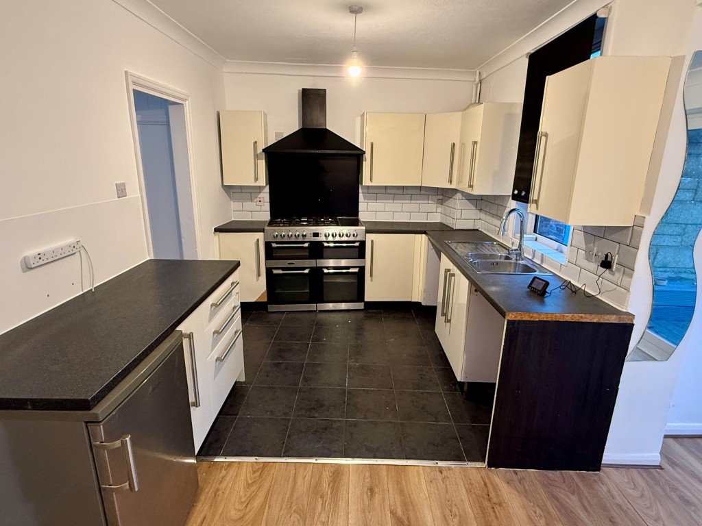 Lot: 153 - VACANT THREE-BEDROOM HOUSE - Kitchen